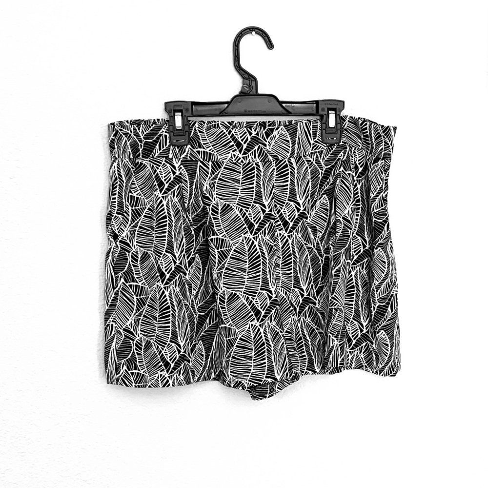 Loft Leaf Pattern Shorts size M